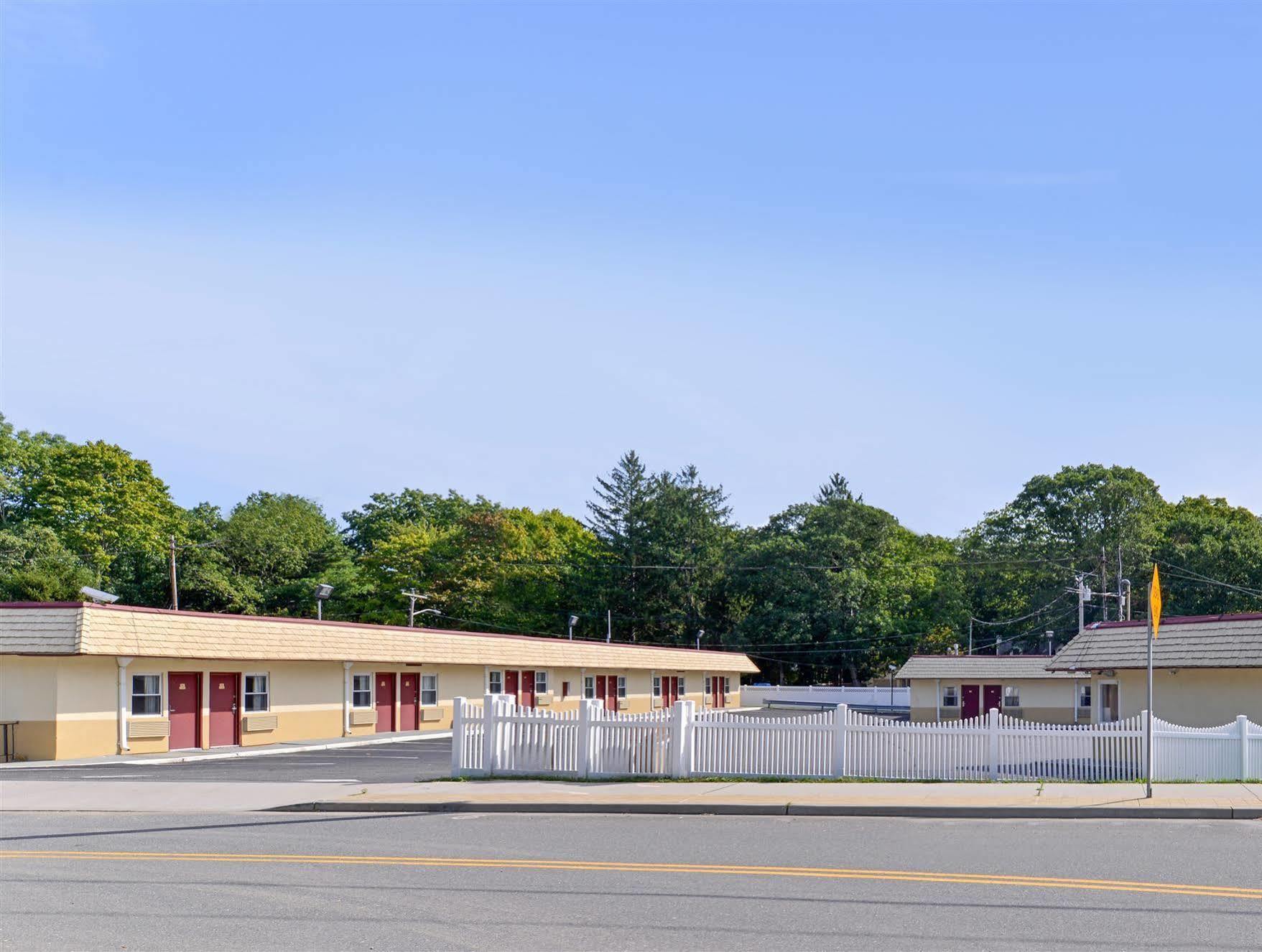 Americas Best Value Inn - Port Jefferson Station - Long Island Exterior foto